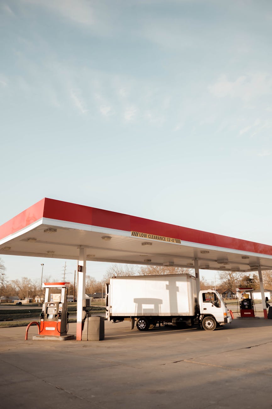 Logistica transportului rutier în România: Impactul camioanelor și tirurilor petroliere
