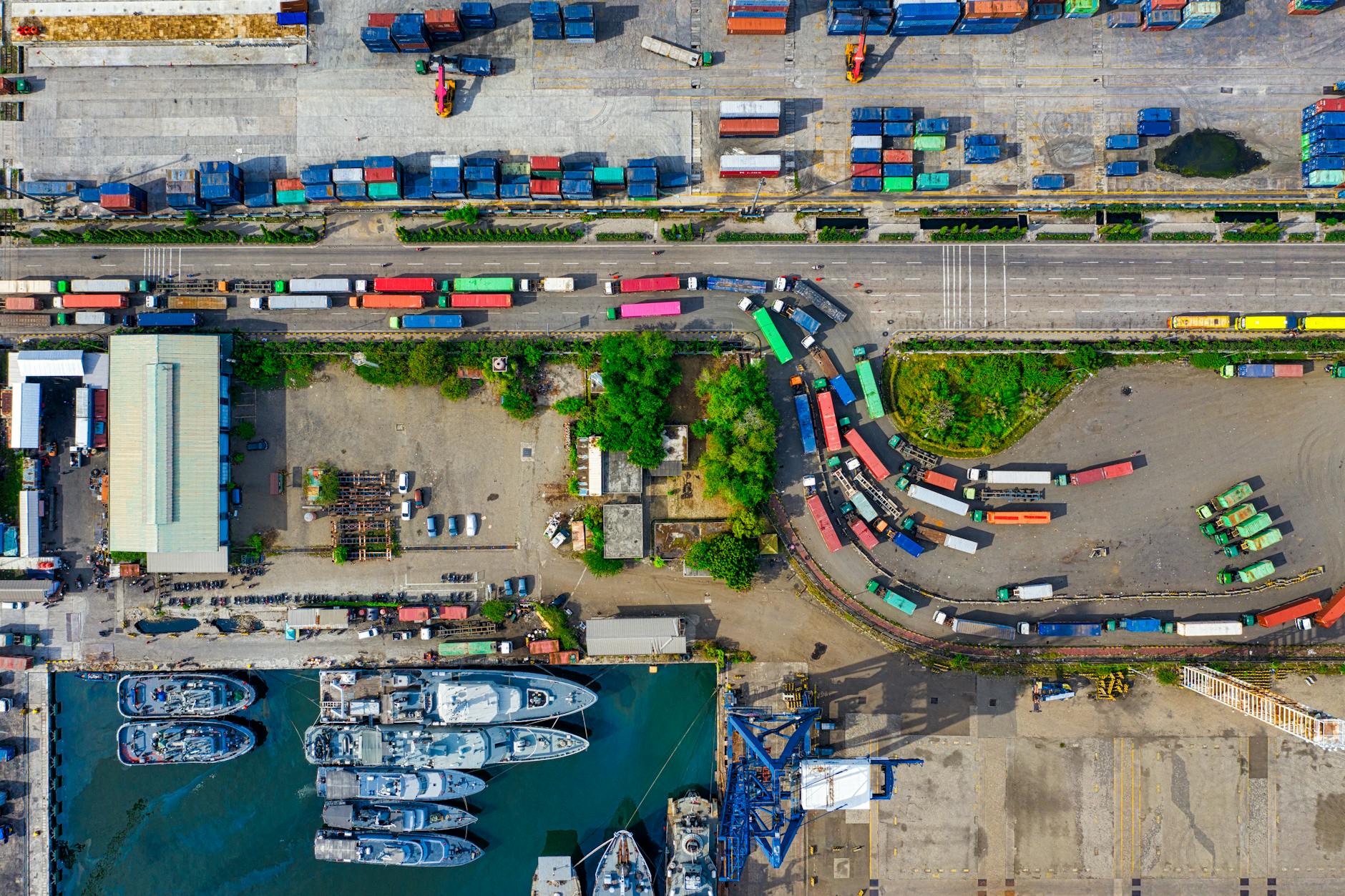 Logistică și transportul în România: Impactul camioanelor și tirurilor petroliere